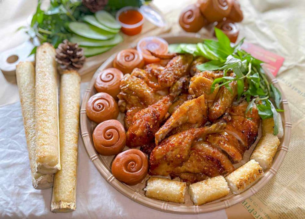 Thưởng thức gà nướng cơm lam bên bếp lửa giữa không gian se lạnh sẽ là một trải nghiệm ẩm thực khó quên